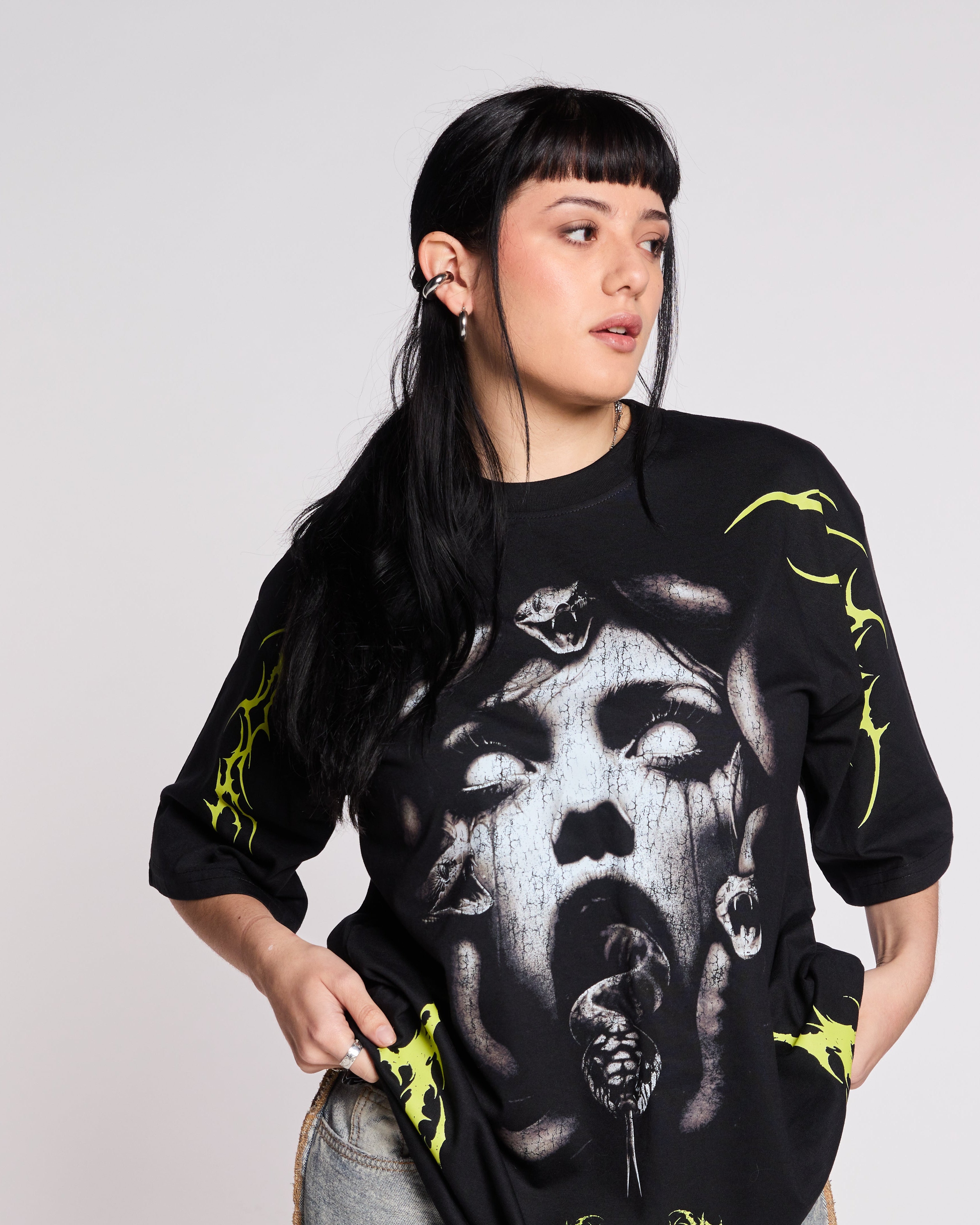 POLERA NEGRA MEDUSA