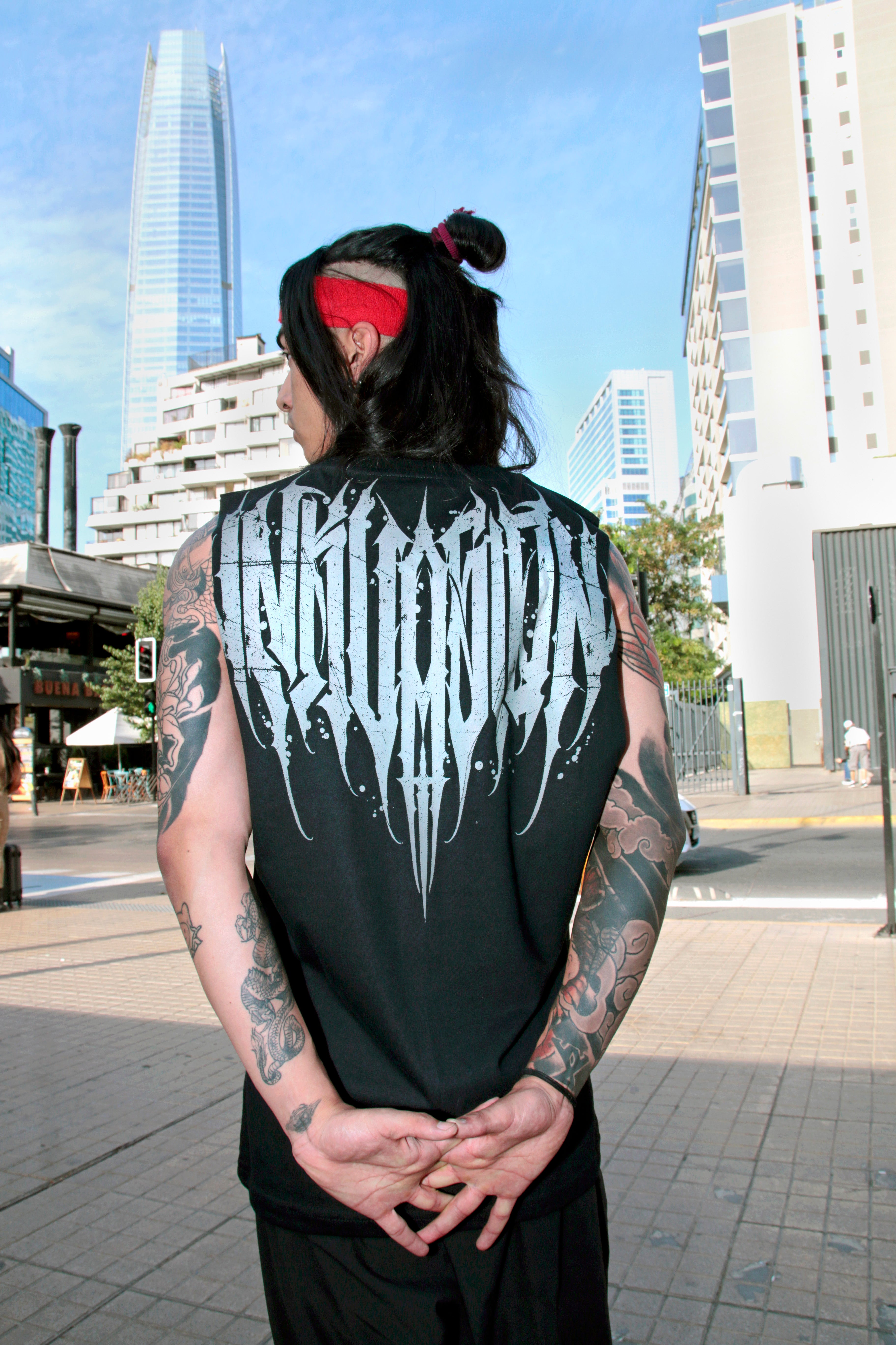 POLERA SIN MANGAS RELEASE THE BEAST